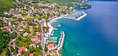 Den 12 km lange strandpromenade Lungomare passerer hotellet direkte.