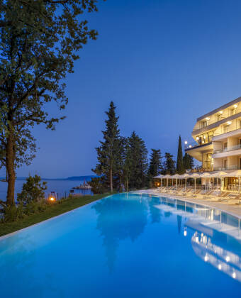 Einen atemberaubenden Blick auf die Adria haben Sie vom Infinity Pool.