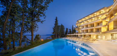 Einen atemberaubenden Blick auf die Adria haben Sie vom Infinity Pool.