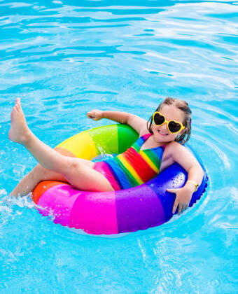 Das Hotel ist besonders kinderfreundlich, mit 25 Familienzimmern und einem separaten Kinderpool.