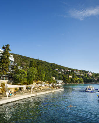 Hotelgäste können die Sonnenliegen und Schirme am Strand kostenlos nutzen.