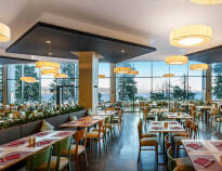 Hotellets restaurant serverer et bredt udvalg af middelhavsspecialiteter og internationale specialiteter.