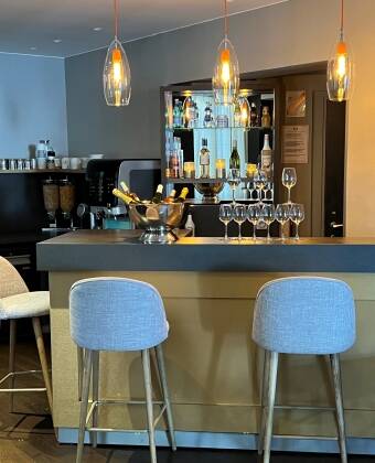 Baren serverer fremragende vine og cocktails.