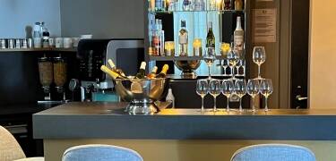 Baren serverer utmerkede viner og cocktailer.