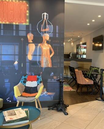 Det moderna designhotellets inredning präglas av vackra konstverk.