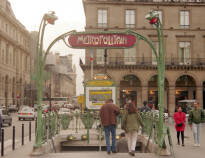 Med metroen kommer du deg raskt til sentrum av Paris.