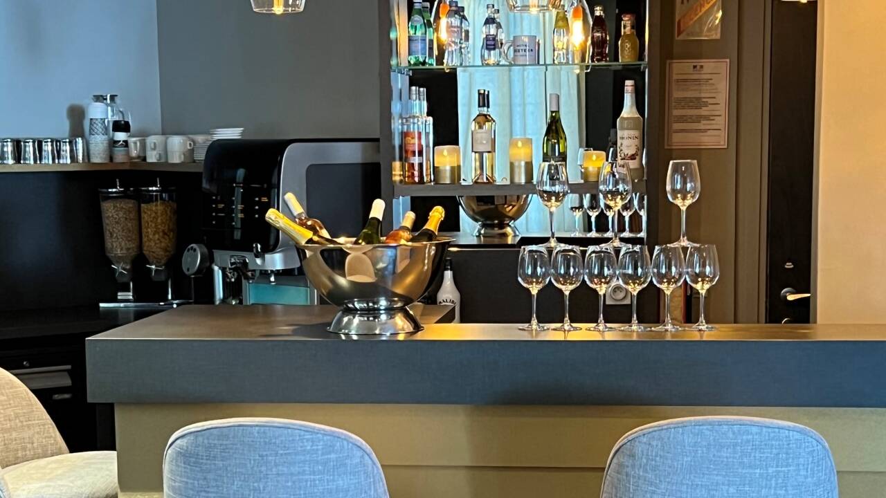 Baren serverer fremragende vine og cocktails.