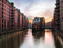 Machen Sie eine Bootsfahrt durch Hamburgs Speicherstadt.