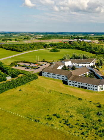Hotellet ligger i grønne omgivelser i utkanten av Løgstør og nær Limfjorden.