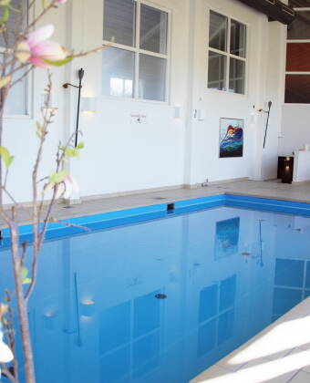 På hotellet er der adgang til wellnessafdeling med bl.a. indendørs pool, sauna, dampbad og mulighed for massage.