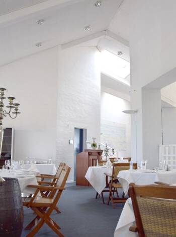 Spis middag og nyt et godt glass vin til maten i hotellets lyse restaurant.
