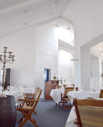 Njut av en god måltid med gott vin i hotellets ljusa och mysiga restaurang