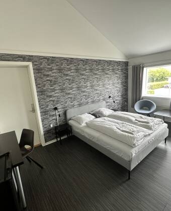Hotellets fina rum är rymliga inredda och fungerar som en bekväm bas under er semester.