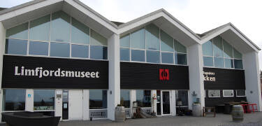 Besök Limfjordsmuseet, det maritima upplevelsecentret i Løgstør där du kan se vackra utställningar om livet i fjorden.