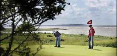 Alldeles intill hotellet ligger Løgstør Golfklubb med 18-hål golfbana, som sträcker sig ner till Limfjorden.