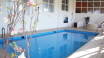 På hotellet er der adgang til wellnessafdeling med bl.a. indendørs pool, sauna, dampbad og mulighed for massage.