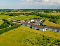 Hotellet ligger i utkanten av den mysiga hamnstaden Løgstør, nära  Limfjorden, golfklubb och stadens sevärdheter.