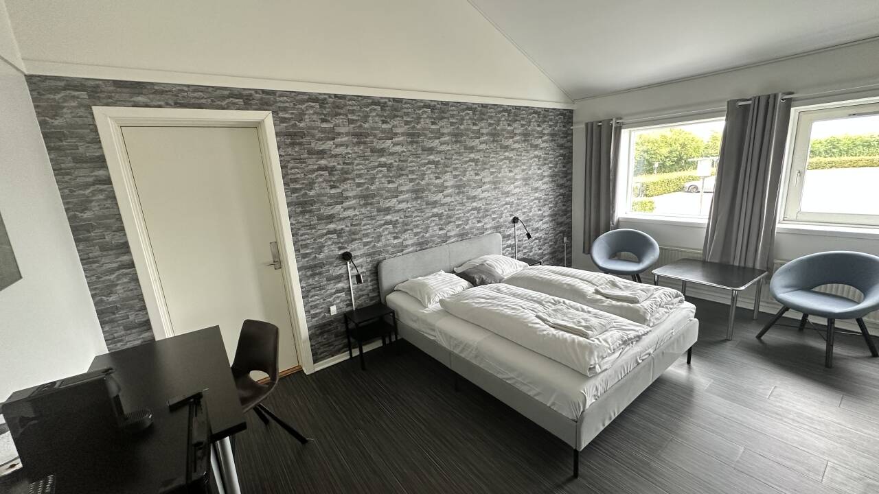 You stay in bright and spacious rooms, which create a good base for your stay in Løgstør