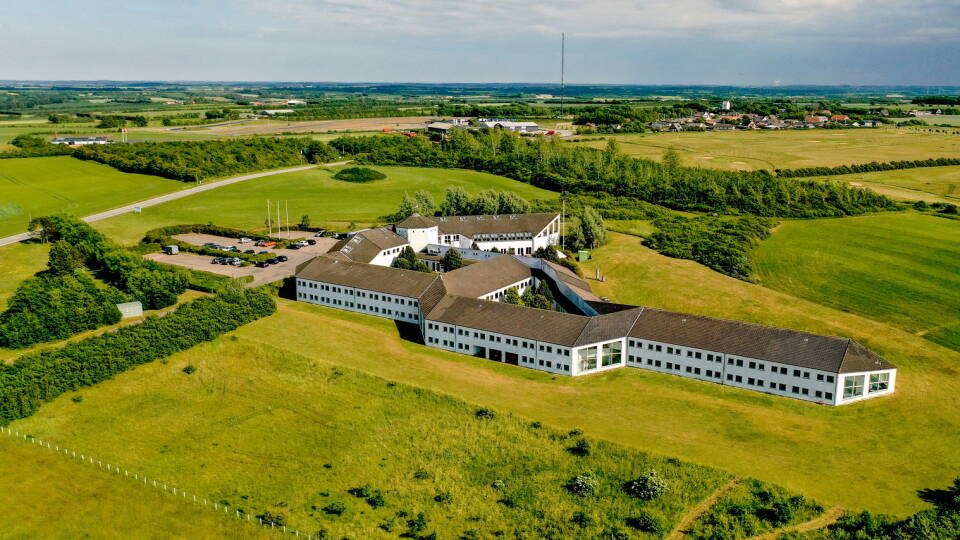 Hotellet ligger i grønne omgivelser i utkanten av Løgstør og nær Limfjorden.