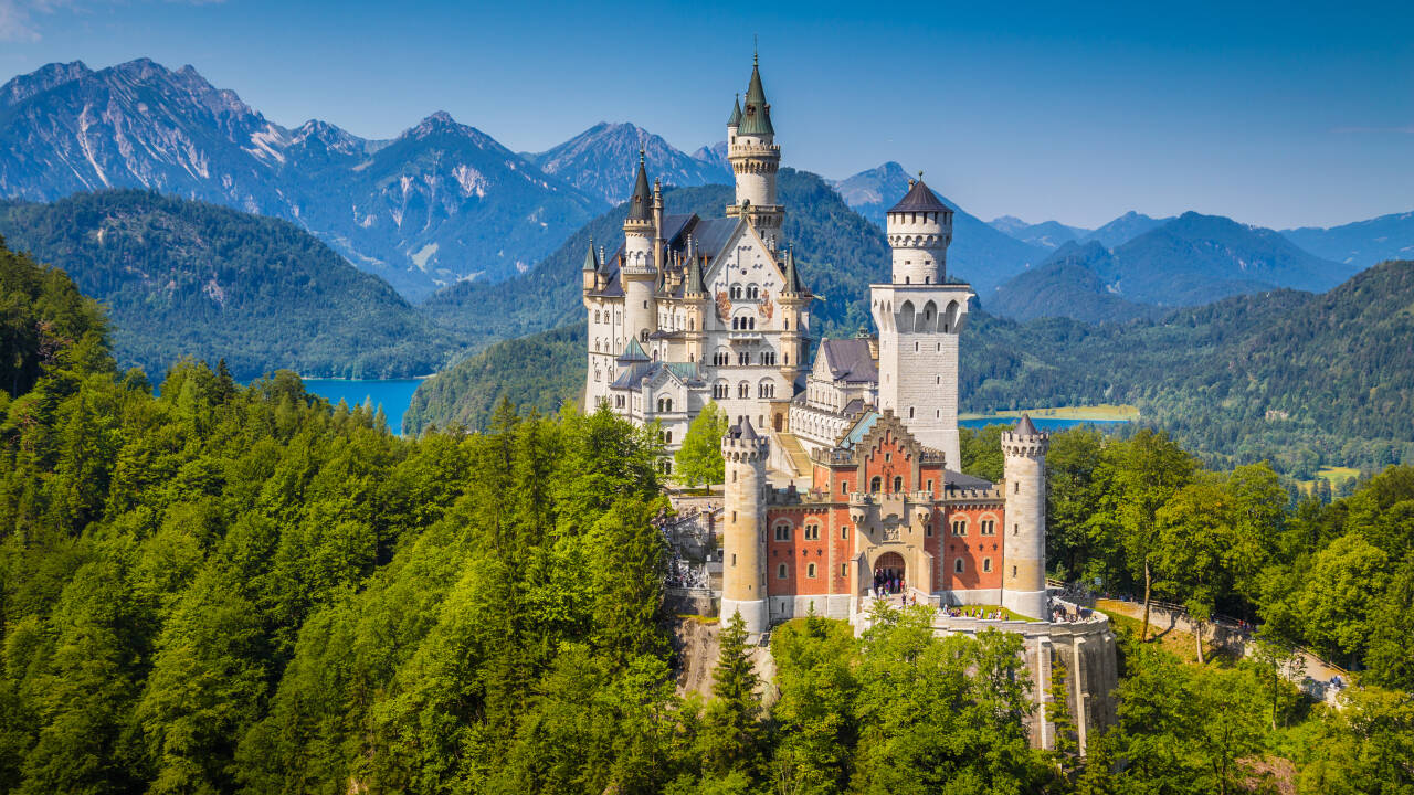 Besøk områdets magiske slott, som Neuschwanstein, Hohenschwangau og Linderhof.