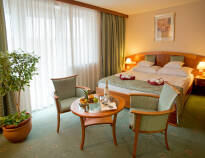 Værelserne på Hotel Palace Hévíz er komfortabelt indrettede og rummelige.