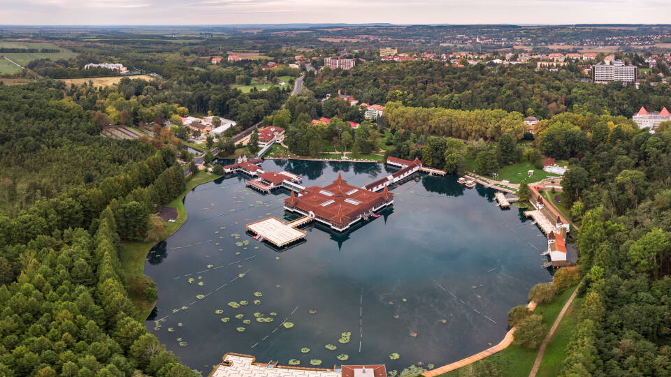 Den termiske innsjøen Hévíz inviterer deg til å svømme eller gå en tur rundt innsjøen.