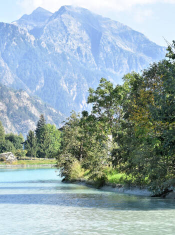 Das Gebiet bietet zahlreiche Wanderwege. Eine der beliebtesten Routen ist der Lakes Trail, der Sie zum Lake Brusson führt.
