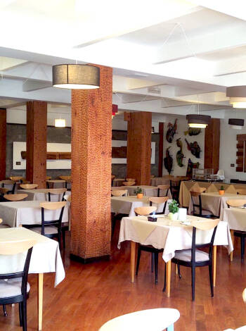Im Restaurant des Hotels werden raffinierte lokale Küche und beliebte italienische Gerichte serviert.