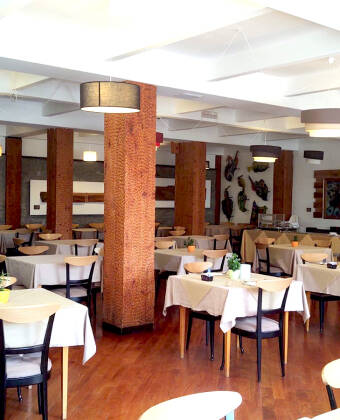 Refined local cuisine and popular Italian dishes are served in the hotel's restaurant.