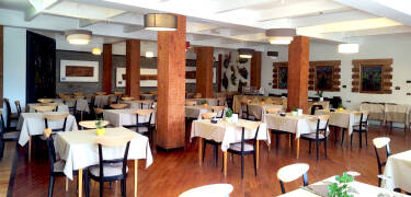 Refined local cuisine and popular Italian dishes are served in the hotel's restaurant.