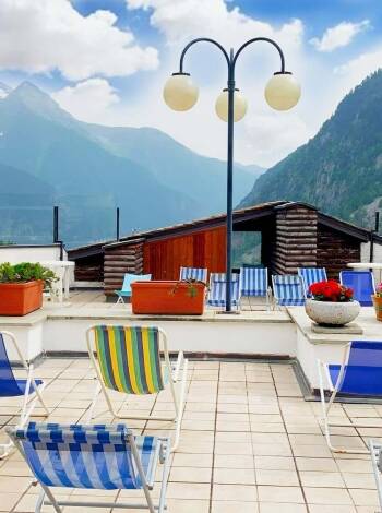 Das Hotel hat eine schöne große Panoramaterrasse, wo Sie einen Drink genießen können. Probieren Sie den traditionellen Kaffee "Grolla dell'amicizia".