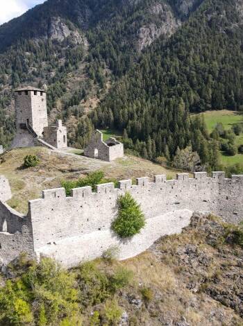 Das wunderschöne Aosta-Tal wird auch das Tal der hundert Schlösser genannt. Das Schloss Graines ist nur 8 Autominuten entfernt.