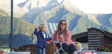 HG Hotel Italia provides a range of family-friendly services, including occasional entertainment for younger guests.