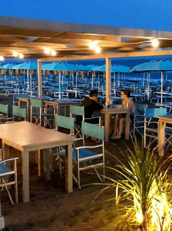 Probieren Sie die lokale Küche im gemütlichen Restaurant und in der entspannten Strandbar des Hotels.