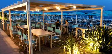 Probieren Sie die lokale Küche im gemütlichen Restaurant und in der entspannten Strandbar des Hotels.