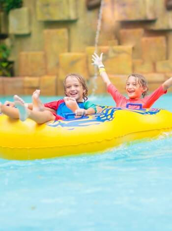 Für einen tollen Tag mit den Kindern sollten Sie unbedingt das Acqua Village Cecina besuchen, das nur einen kurzen Spaziergang von Ihrem Hotel entfernt liegt!