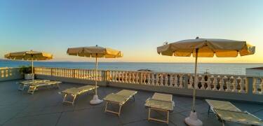 Watch the sunset while enjoying a cocktail at the hotel bar and be amazed by the multitude of colors on the horizon!