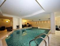 Hotellet har et spa-område med indendørs pool, tyrkisk bad, sauna og spabad, så du virkelig kan slappe af