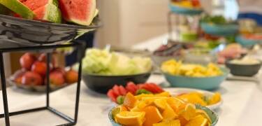 Nach einer erholsamen Nacht können Sie den Tag mit einem reichhaltigen, leckeren Frühstücksbuffet beginnen.