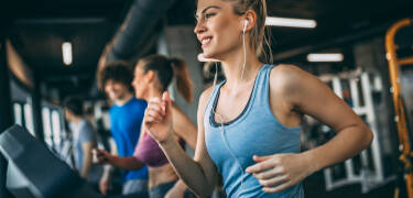Zugang zum geräumigen und voll ausgestatteten Fitnesscenter des Hotels.