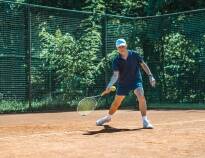 Nutzen Sie kostenlos den Tenniscourt des TC Zwiesel oder sparen Sie mit der VIP Card bei der Fee auf dem nahegelegenen Golfplatz.