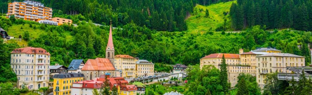 Upptäck den unika charmen i Bad Gastein - där majestätiska alplandskap möter föryngrande termiskt vatten och tidlös Belle Époque-elegans.