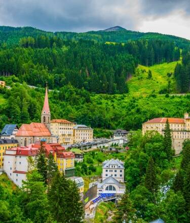 Upptäck den unika charmen i Bad Gastein - där majestätiska alplandskap möter föryngrande termiskt vatten och tidlös Belle Époque-elegans.