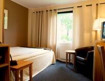 Hotellets rom tilbyr komfortable rammer for oppholdet, og har alle eget bad, behagelige senger og TV.
