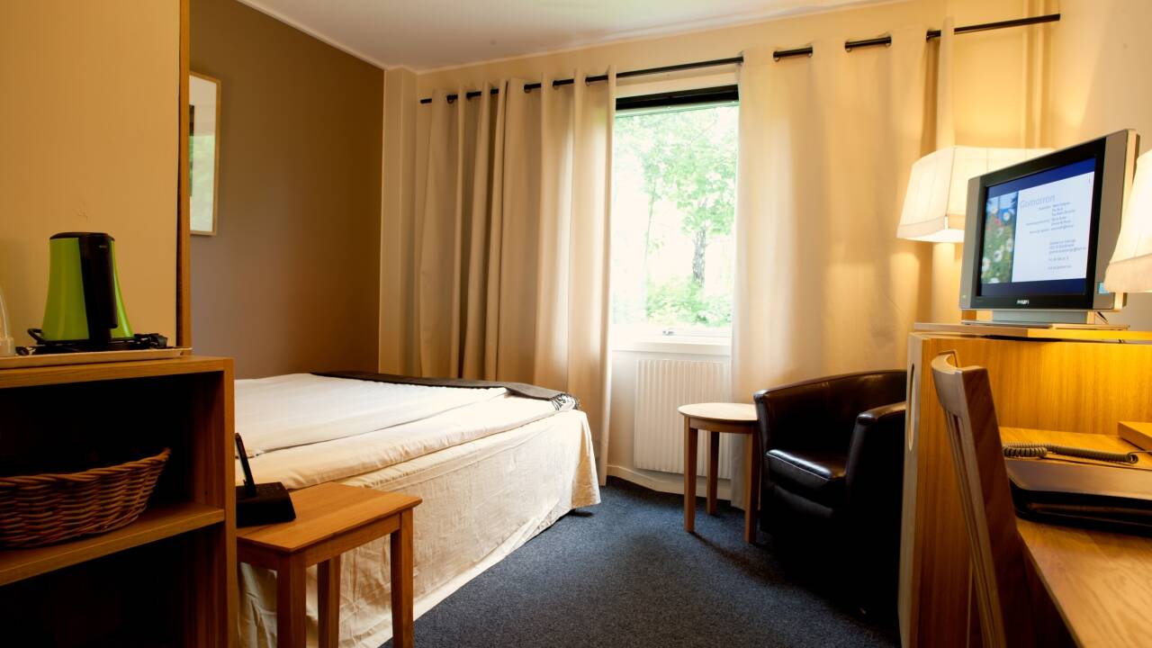 Hotellets værelser tilbyder komfortable rammer for opholdet, og har alle eget badeværelse, behagelige senge og TV.