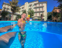Tag en kølig dukkert i hotellets udendørs swimmingpool og bestil en drink i poolbaren.