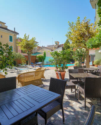 Nehmen Sie auf der Hotelterrasse Platz und genießen Sie die Sonne und die Wärme.