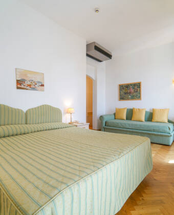 Hotellet tilbyr overnatting i romslige rom, med plass til opptil to voksne og to barn.