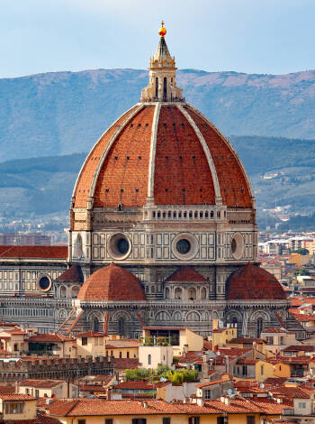 Take the opportunity to go on excursions to Pisa, Florence, Pistoia and Lucca.