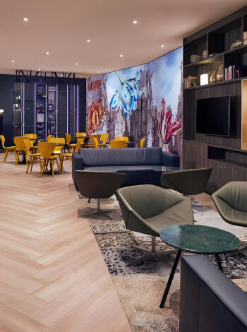 Das Hotel bietet eine moderne, einladende Atmosphäre mit komfortablen Zimmern und allen Annehmlichkeiten, die Sie für einen angenehmen Aufenthalt benötigen.